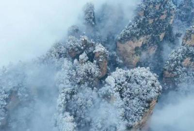 張家界再迎春雪，千峰沐雪如仙境