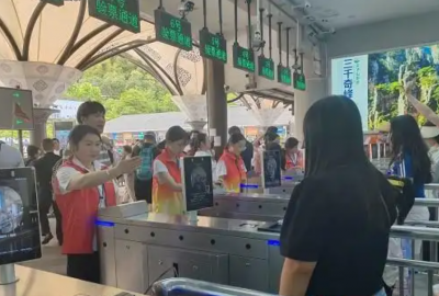 2025年火爆“五一”假期，張家界口岸出入境旅客超9100人次